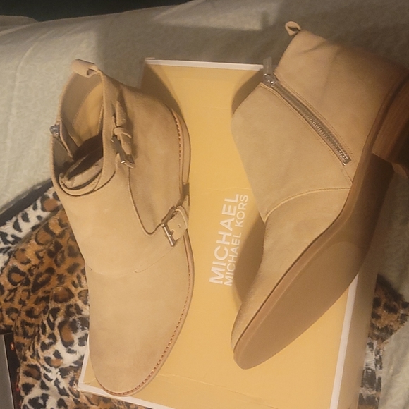 Meet your Posher, Nikki - Picture 4 of 4